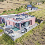 Villa moderne et minimaliste, T5 dans le site paradisiaque de "Jardim Pelado", à Prazeres, Calheta, dans une impasse.