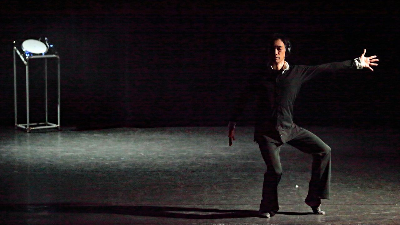 Demonstration of live artwork that erases the border between music gig and dance performance