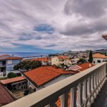 Maison individuelle T5, située à Rochinha, Funchal, à 122m d'altitude, dans un quartier calme à 5 minutes du centre de Funchal, avec deux fronts de route