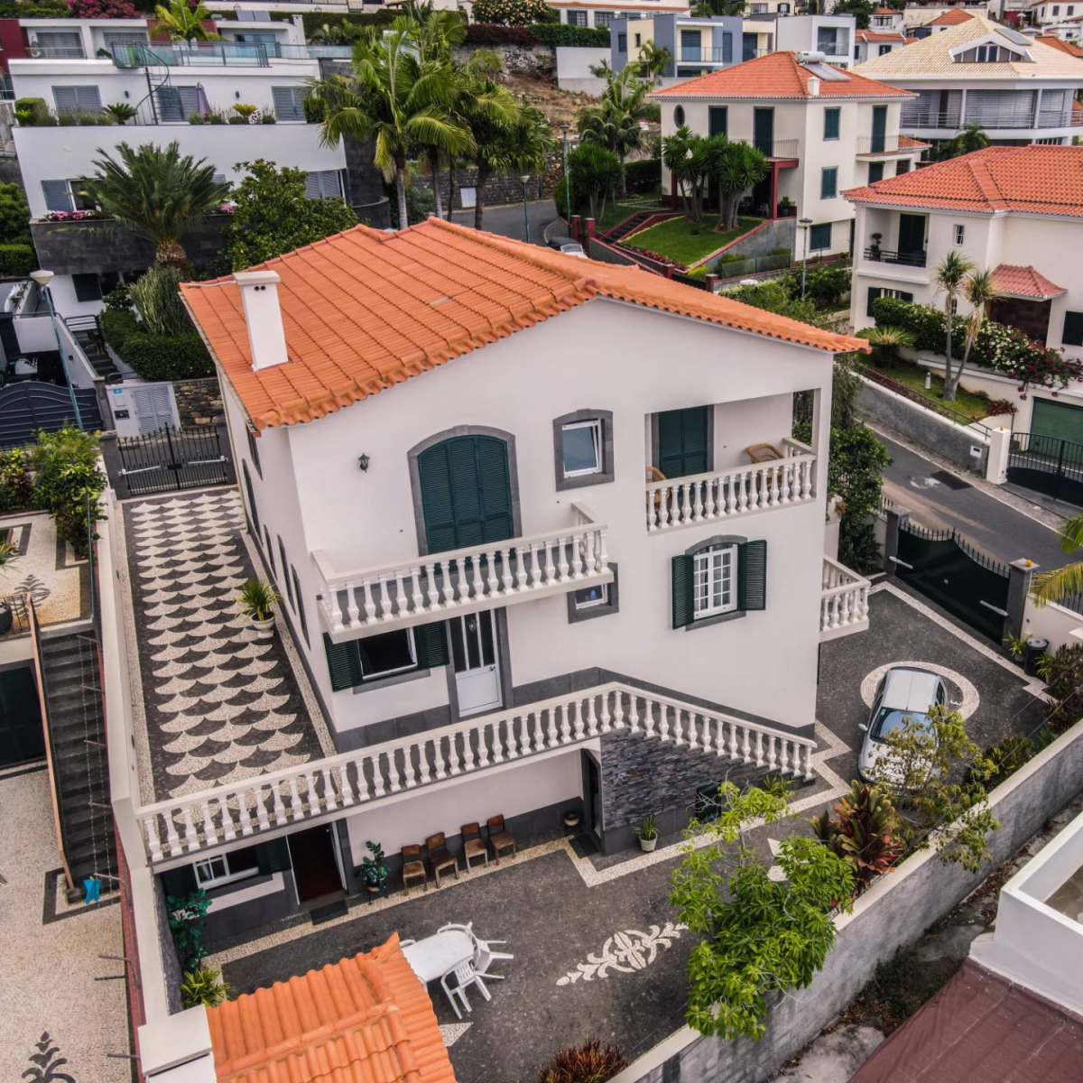 Maison individuelle T5, située à Rochinha, Funchal, à 122m d'altitude, dans un quartier calme à 5 minutes du centre de Funchal, avec deux fronts de route