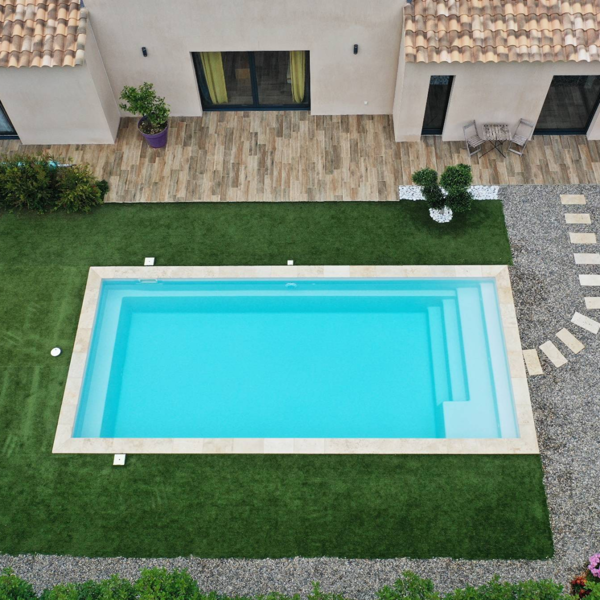 SHERRY LOUNGE ET SHERRY LOUNGE BEACH