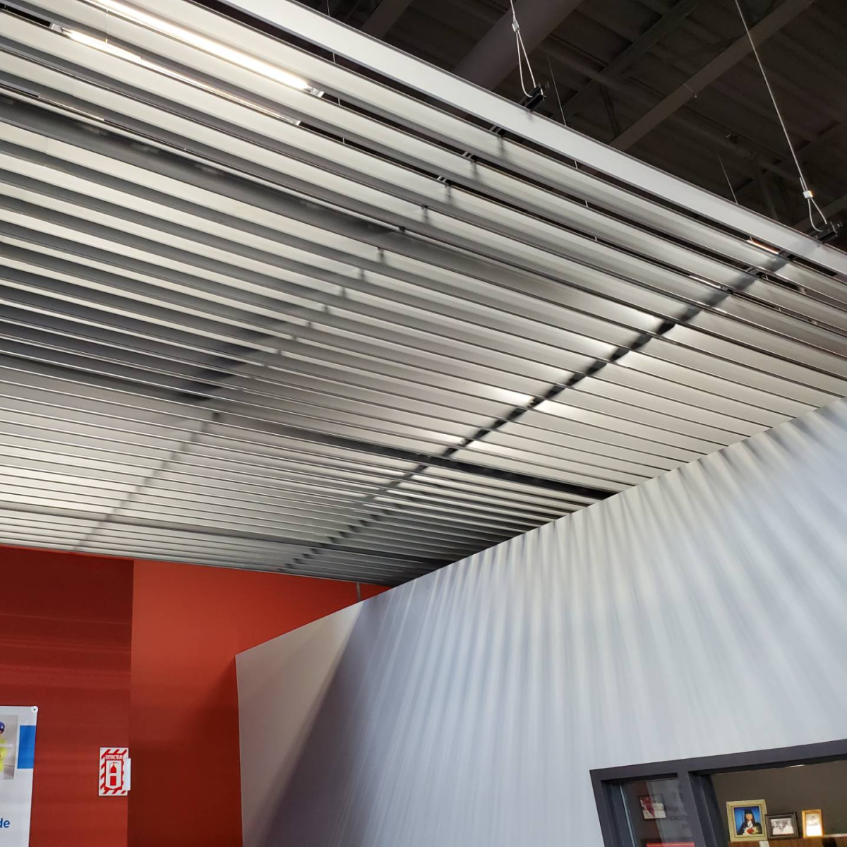 Intaline - plafond métallique de type ''baffle''