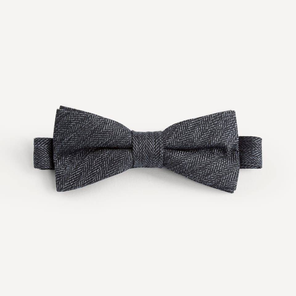 Plain bow tie