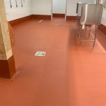 Système de revêtements de sol industriels pour une résistance chimique très élevée et les endroits soumis à une circulation intense