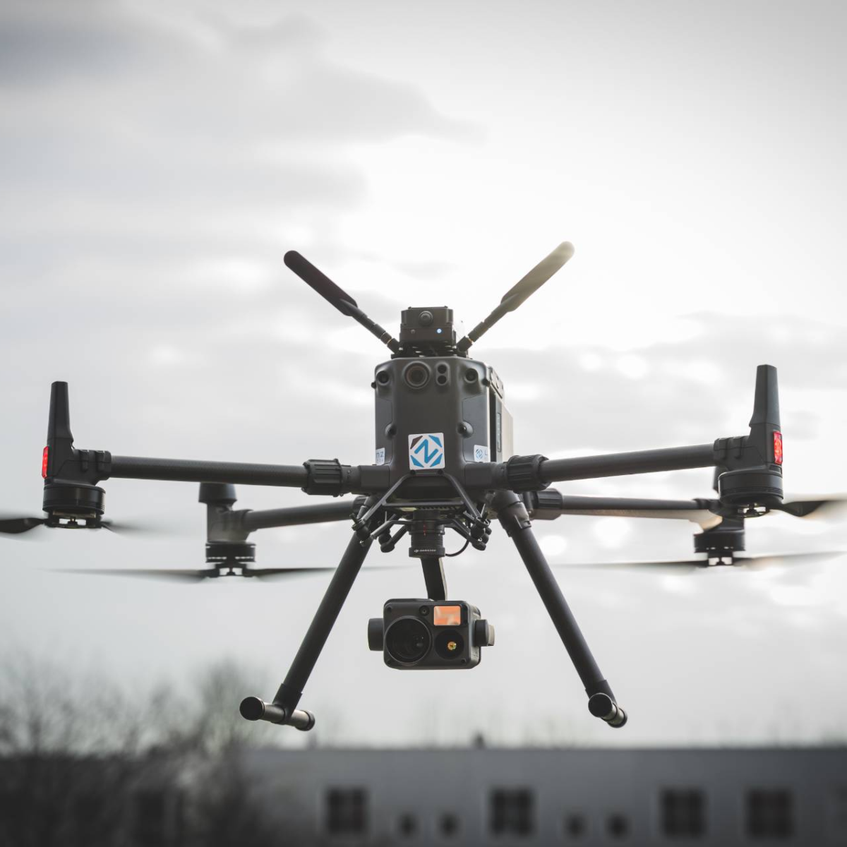 Drones et AMR interconnecté en salle de contrôle