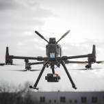 Drones et AMR interconnecté en salle de contrôle