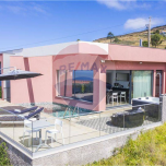 Villa moderne et minimaliste, T5 dans le site paradisiaque de "Jardim Pelado", à Prazeres, Calheta, dans une impasse.