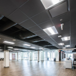 Les plafonds acoustiques Rockfon (division de la laine Rockwool) et les plafonds métalliques.