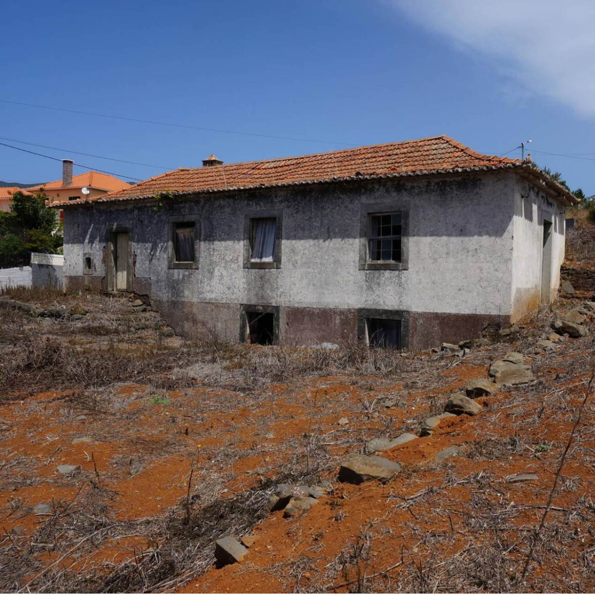 Flat land in Calheta in a corner with 1.835m², with sea view and good road fronts.