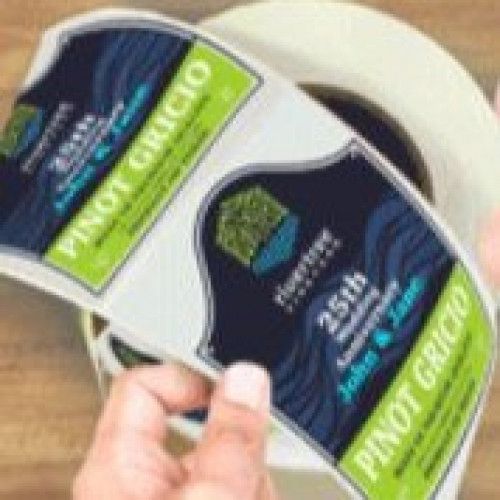 Des étiquettes vierges en rouleaux à imprimer