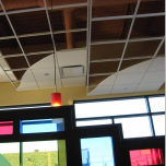 Les plafonds acoustiques Rockfon (division de la laine Rockwool) et les plafonds métalliques.