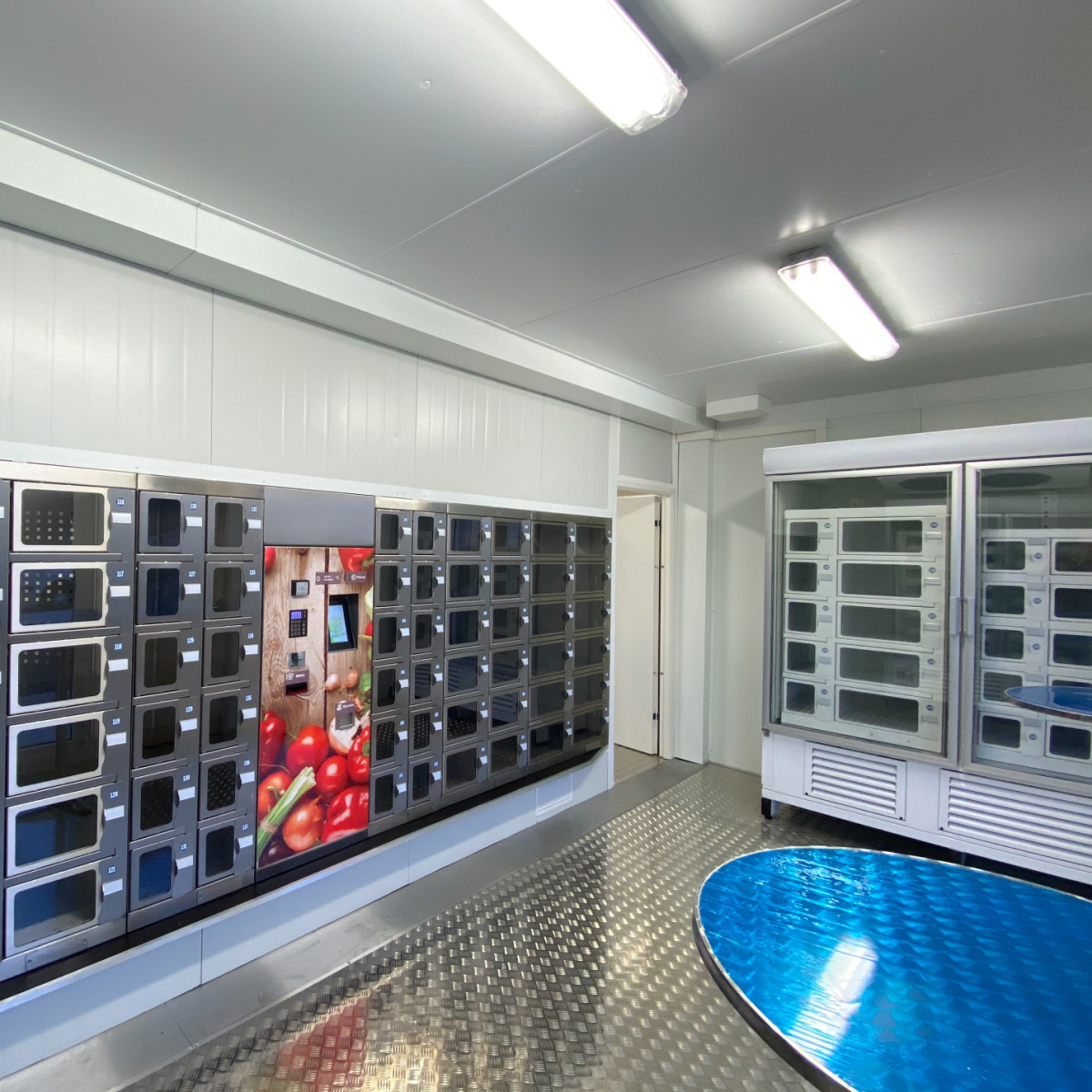 distributeur casiers avec armoire casiers réfrigérés ou congelés