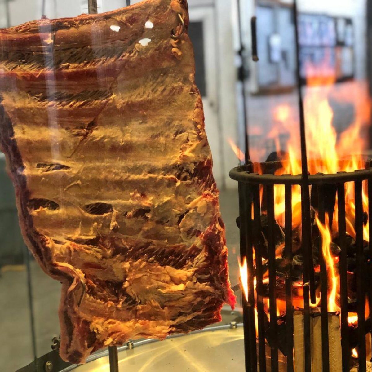 Churrasqueira Rotativa Tipo Fogo de chão 3 espetos - c/coifa e vidro curvo