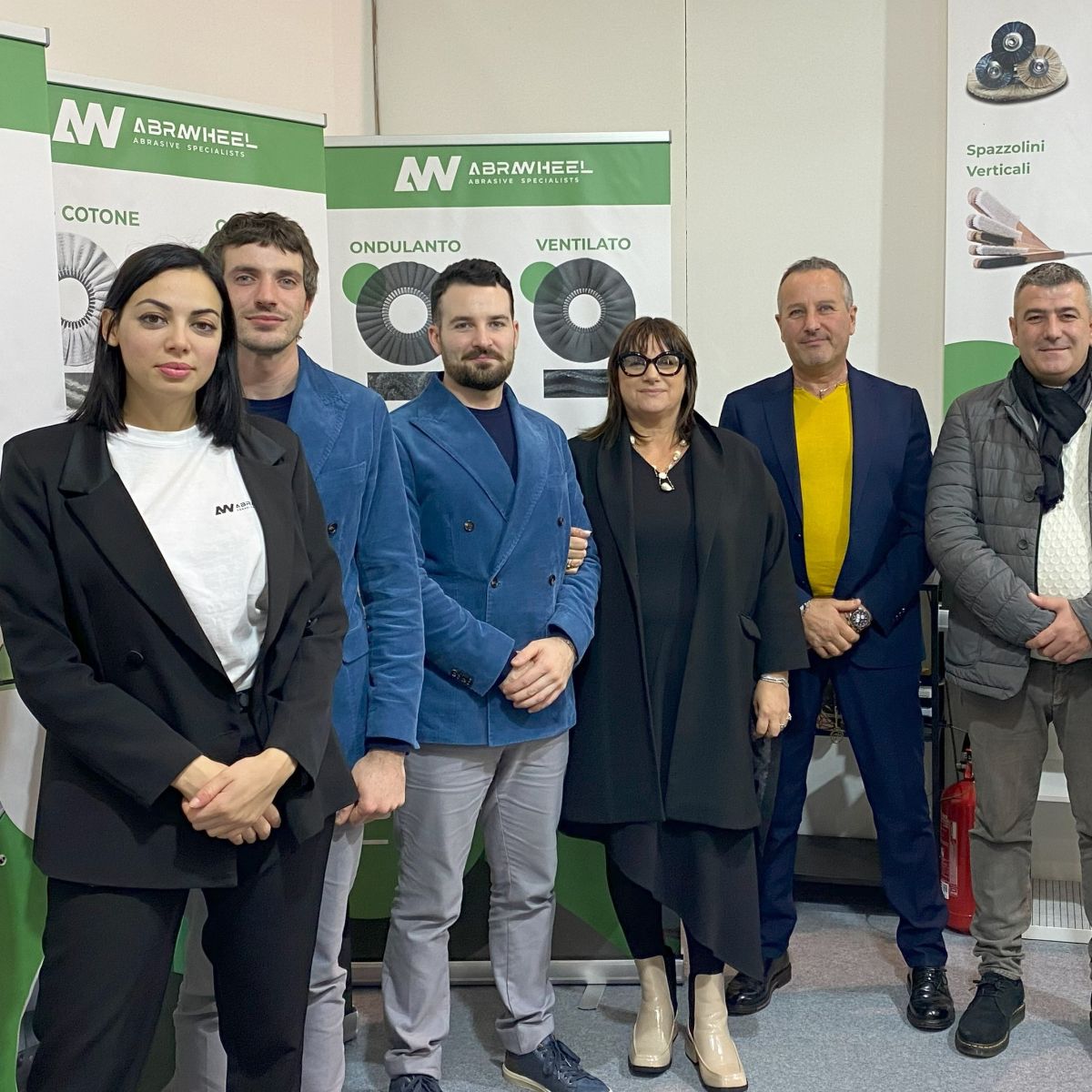 Fabricants de matériaux abrasifs, disques, pâte abrasive, bandes abrasives, roues de contact. Fabricants et vendeurs de lavages et de machines de nettoyage et de robotique