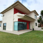 Maison moderne proche de la mer