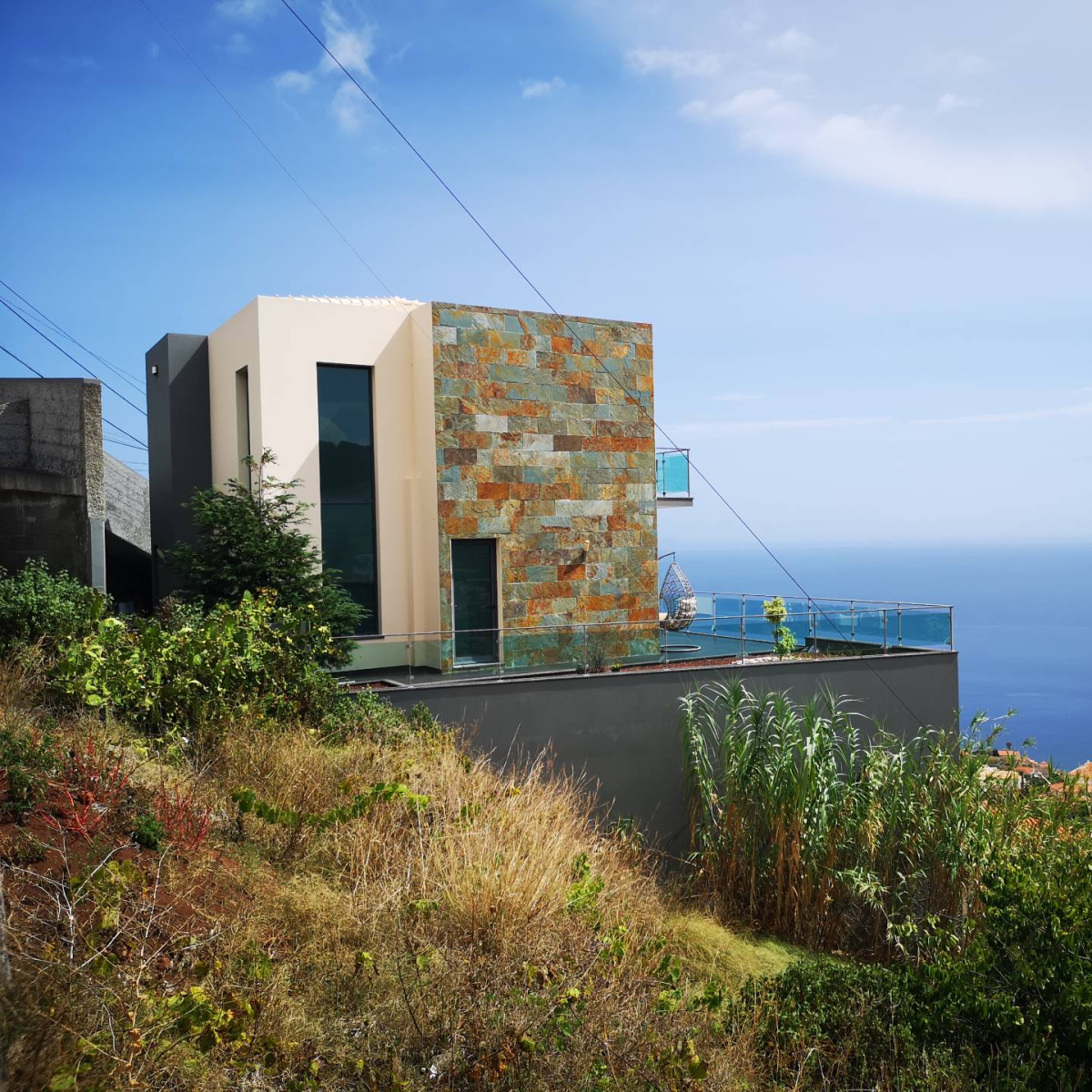 3 bedroom villa in Caniço, great sun exposure and sea view.