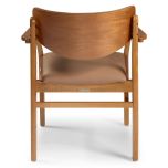 Poltrona Neo Bangkok Encosto em Tela estofado e Encosto em Madeira