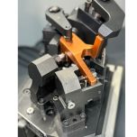 Montage d’usinage hydraulique séquencé pour supports d’amortisseurs automobiles