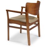 Poltrona Neo Bangkok Encosto em Tela estofado e Encosto em Madeira