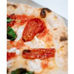 Tomates, molhos prontos e legumes em conserva