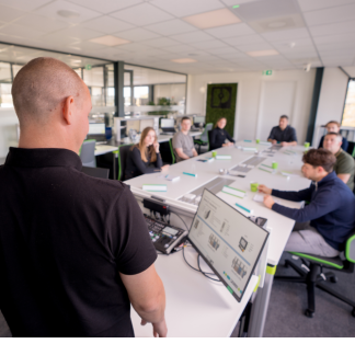 Blikseminslag en overspanningen voorkomen? 🌩️ Volg ons seminar! Phoenix Contact Academy