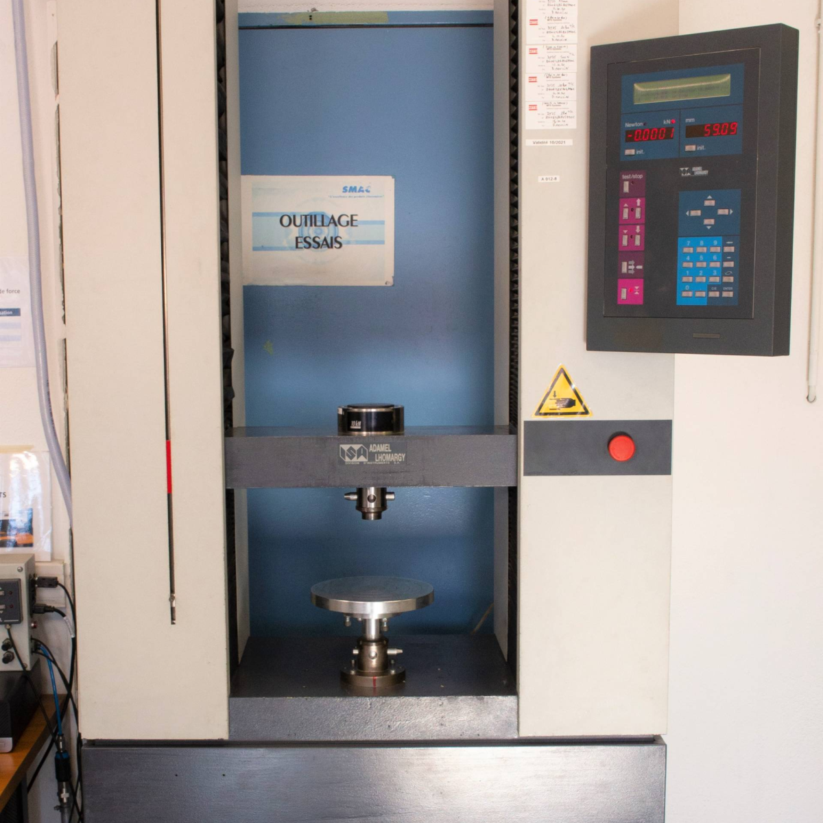 MTS traction/compression machine